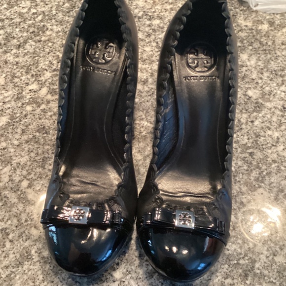 Tory Burch Romy Patent Cap Toe Bow Logo Heels Black Ruffle Size 7.5 M - Picture 12 of 12